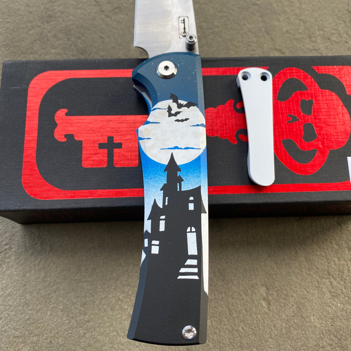 Chaves Sangre 229 Wharncliffe HAUNTED HOUSE HALLOWEEN THEME Stonewash Ti Belt Finish 3.7" Folding Knife