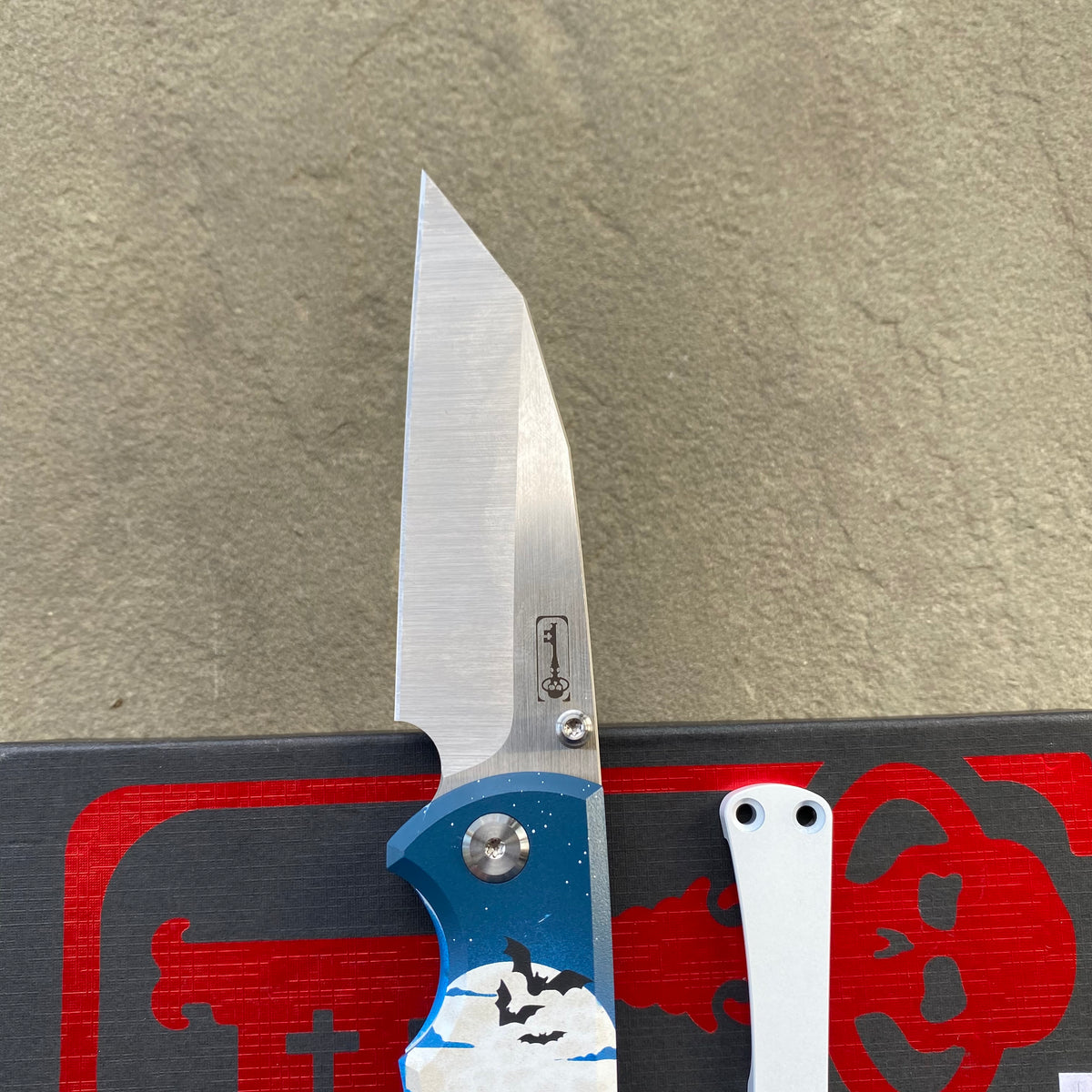 Chaves Sangre 229 Wharncliffe HAUNTED HOUSE HALLOWEEN THEME Stonewash Ti Belt Finish 3.7" Folding Knife
